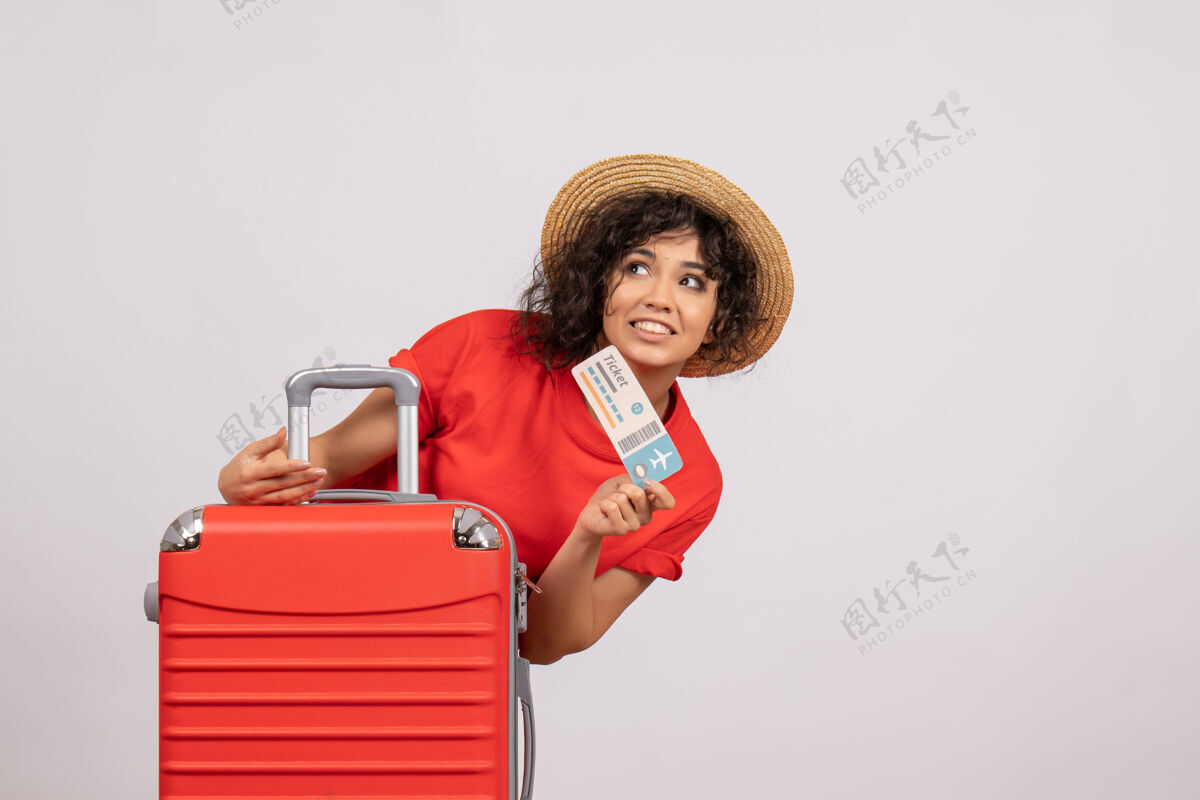 年轻女性正面图年轻女子背着包准备旅行拿着白色背景色的太阳旅行旅游度假休息飞机上的机票微笑包等待
