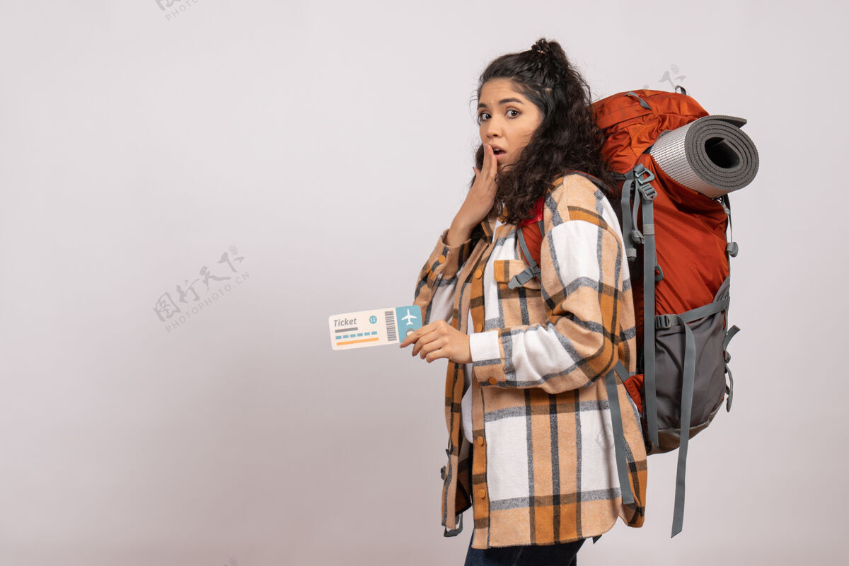 肖像前景年轻女子手持白色背景机票徒步旅行空中旅游森林度假飞行校园飞行远足森林