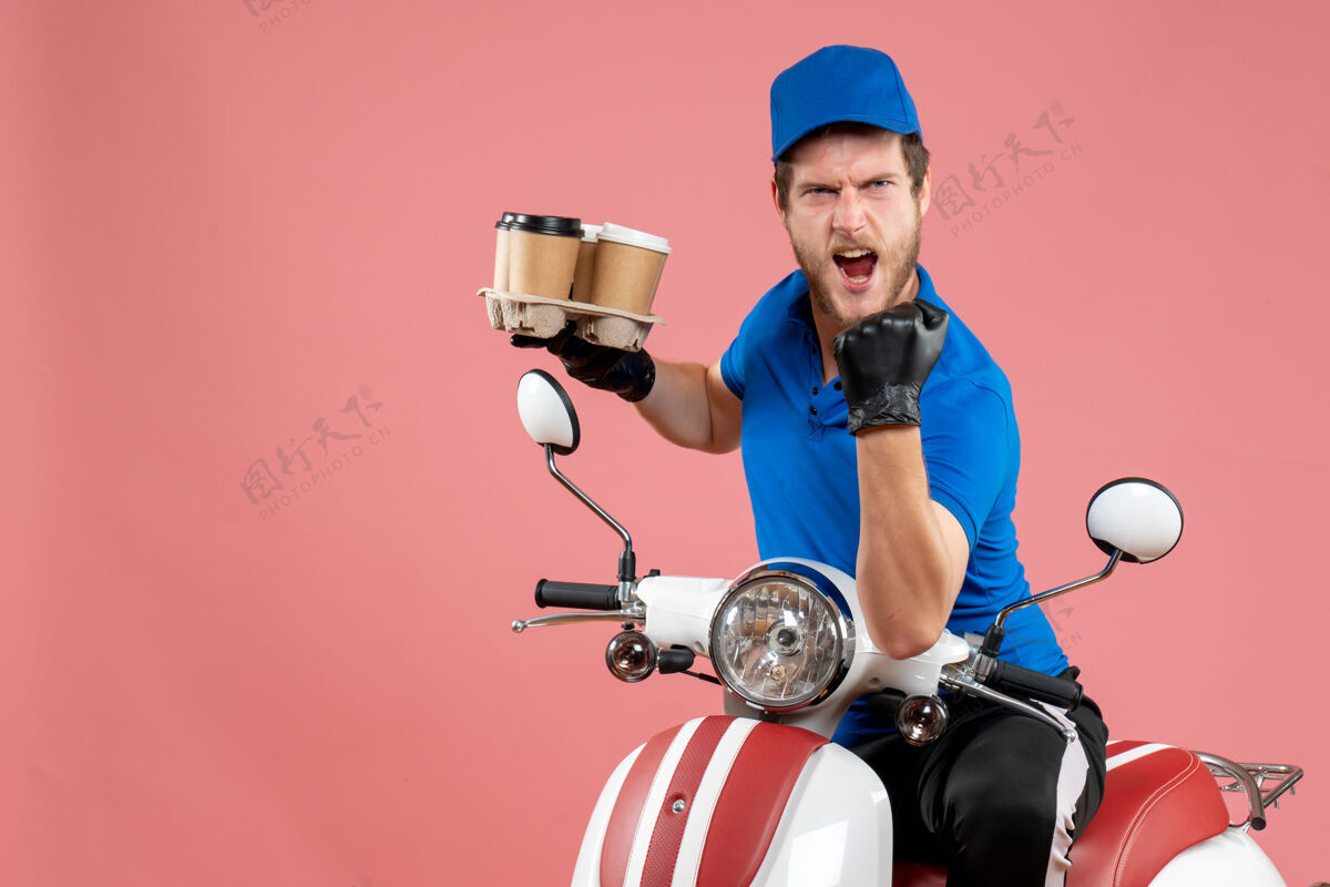 男信使正面图男性信使坐在自行车上拿着咖啡杯在粉红色工人自行车制服
