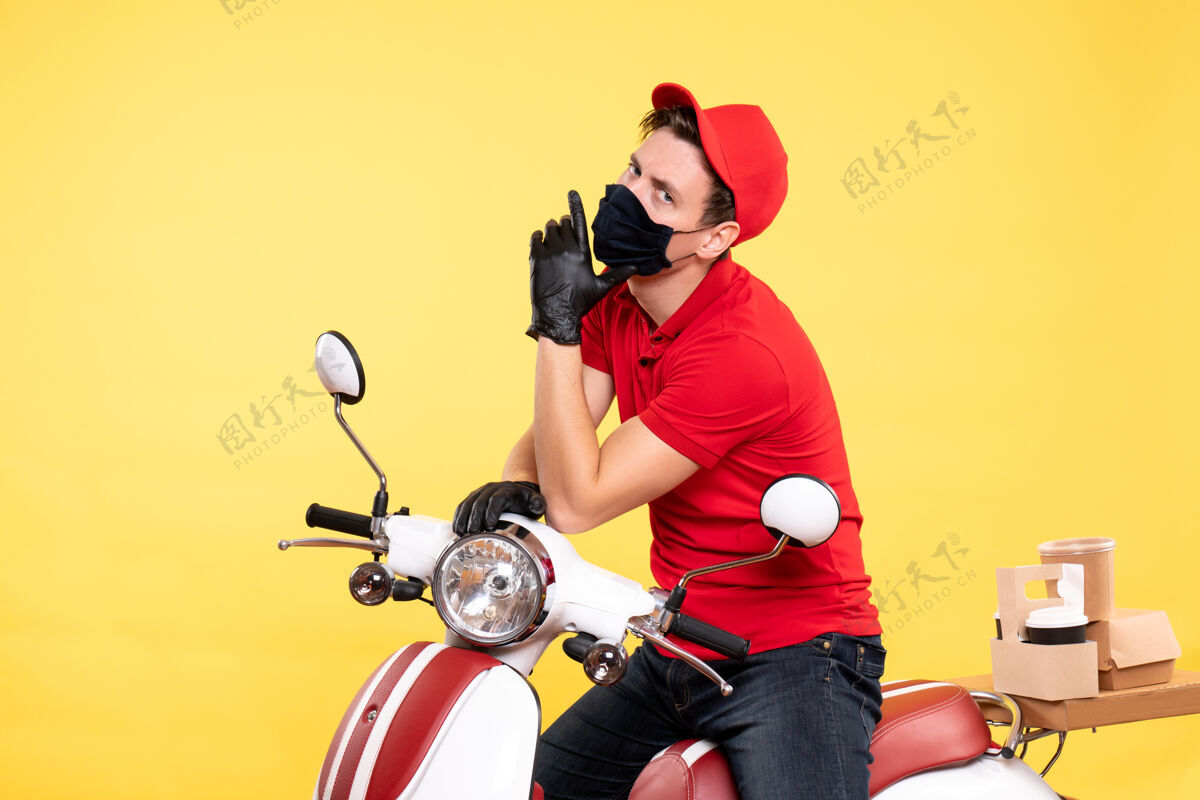 摩托车正面图：穿着红色制服 戴着黄色面具的男信使自行车服务快餐