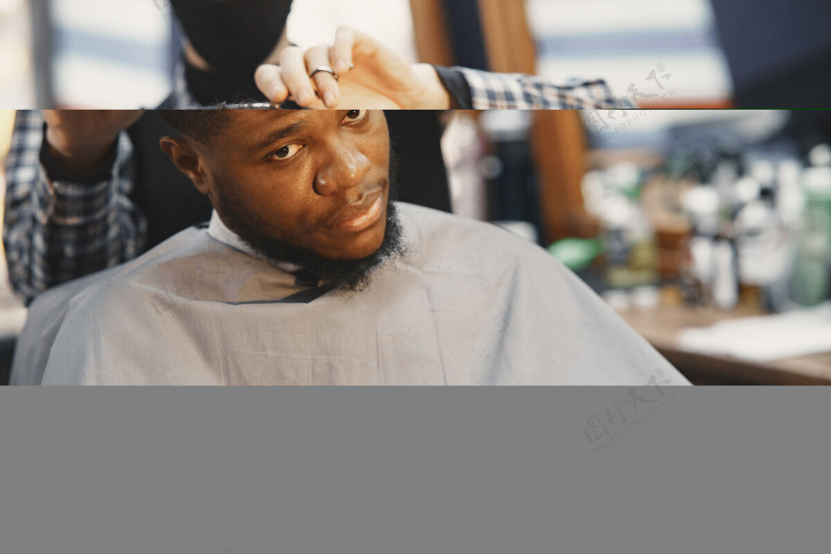 理发师年轻的非洲裔美国人来理发店理发师理发师时尚