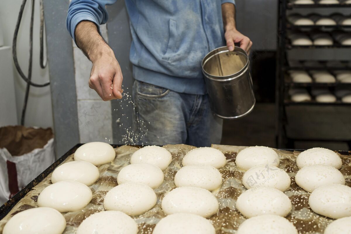 烘焙面包厂的男工人面包房小麦美味