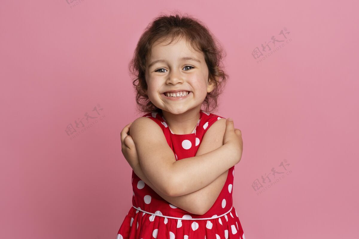 女孩一个穿着红裙子的笑脸小女孩快乐节日青春