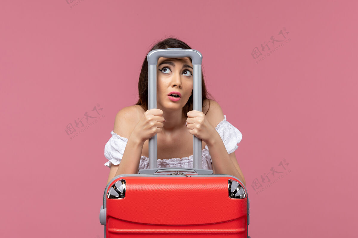 美丽正面图：年轻女性带着她的大袋子准备度假 背景是粉色的出国旅行 海上旅行年轻女性准备人