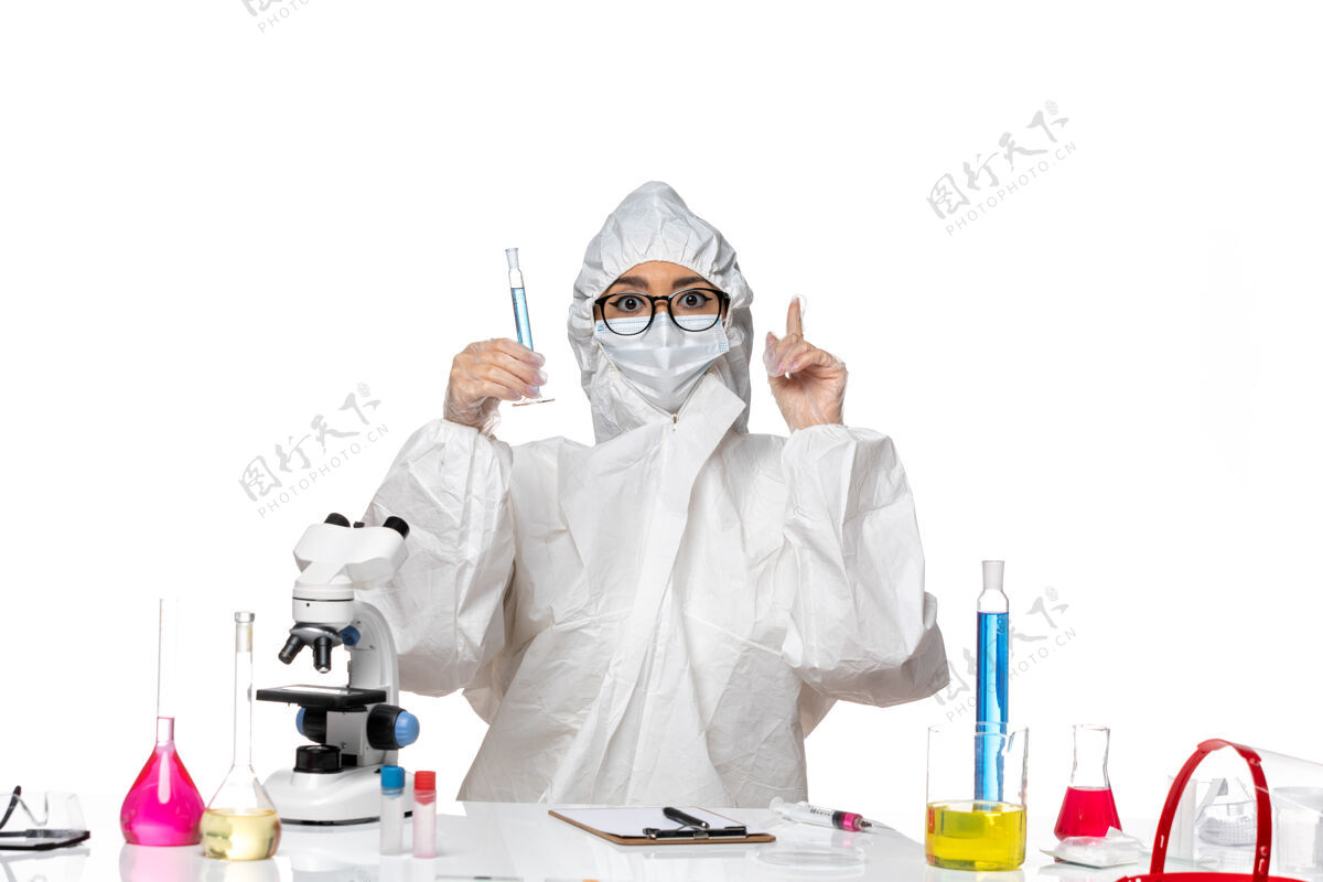 实验室外套正面图身穿特殊防护服的年轻女化学家拿着白色背景上的小烧瓶实验室冠状病毒化学病毒药保温瓶外套
