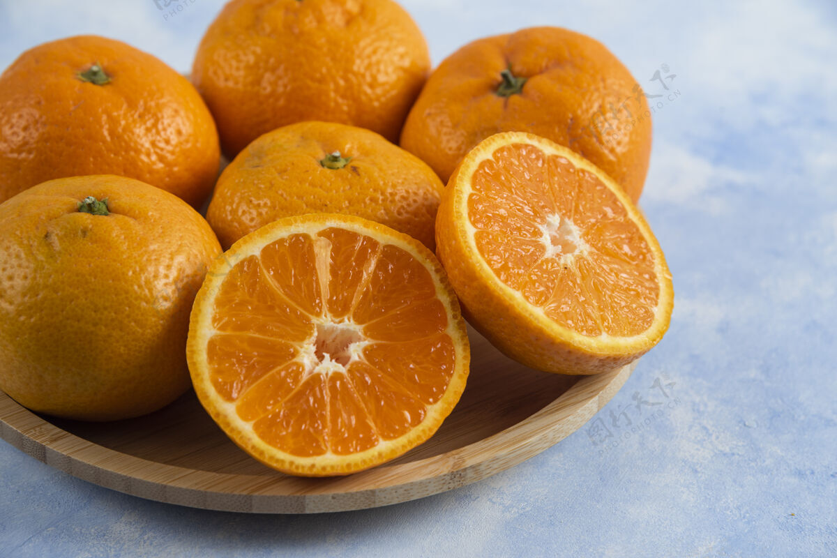 健康木盘上新鲜柑桔的特写镜头橘子柑橘热带