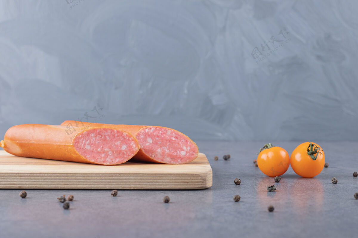 肉用樱桃黄色西红柿做的煮香肠木板莳萝香肠食物