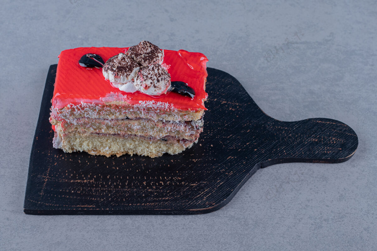 糕点美味的自制草莓蛋糕在黑色木砧板上派片糖