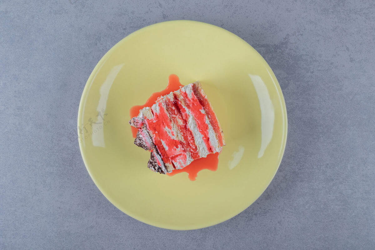 柑橘黄色盘子上放着新鲜的葡萄柚酱蛋糕形状烹饪自制