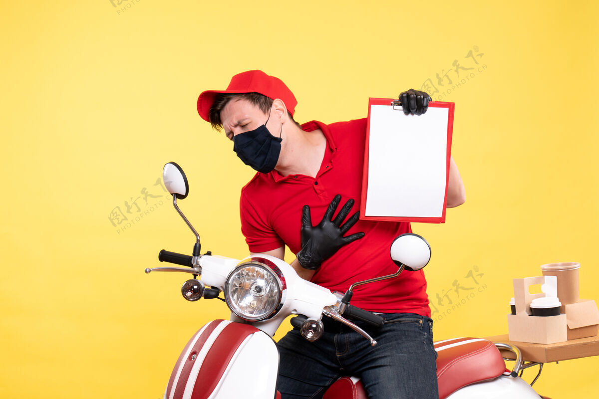 持有正面图：戴着面具的男信使拿着黄色的文件纸条传送带自行车男信使
