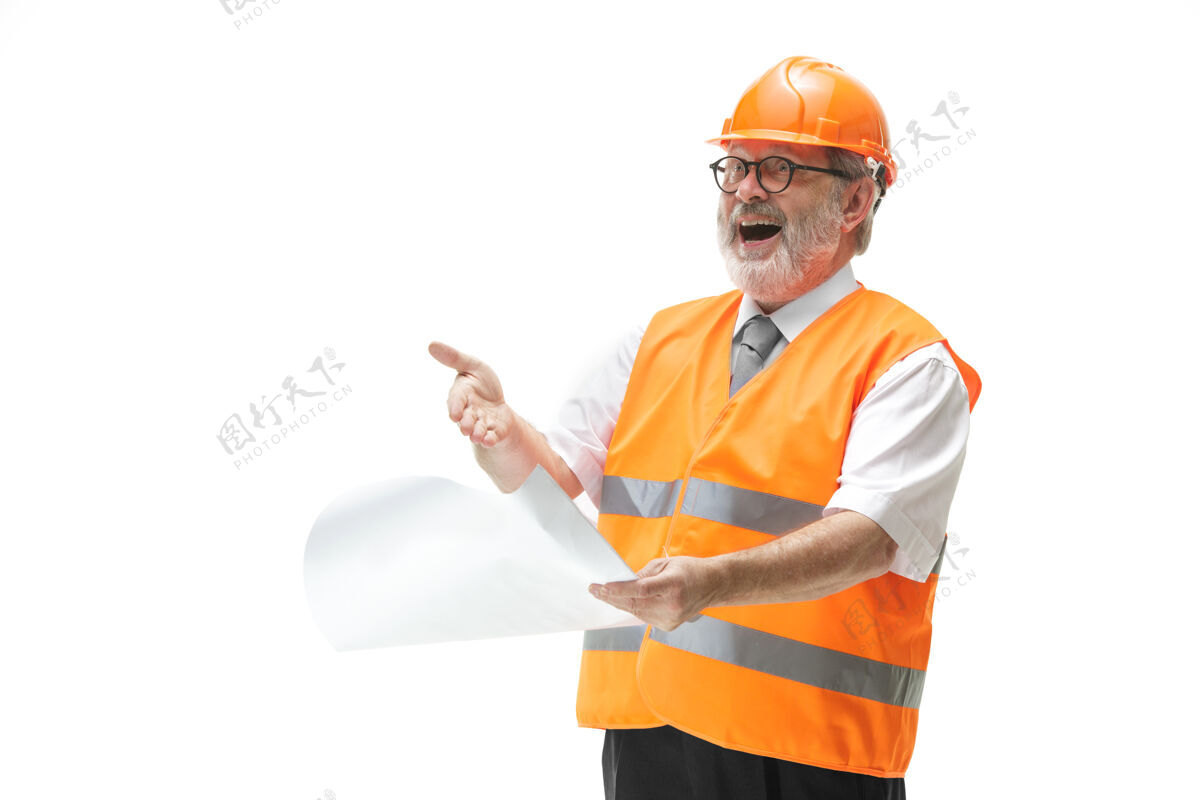 商业穿着建筑背心和橙色头盔的快乐的建设者在工作室微笑帽子建筑商人