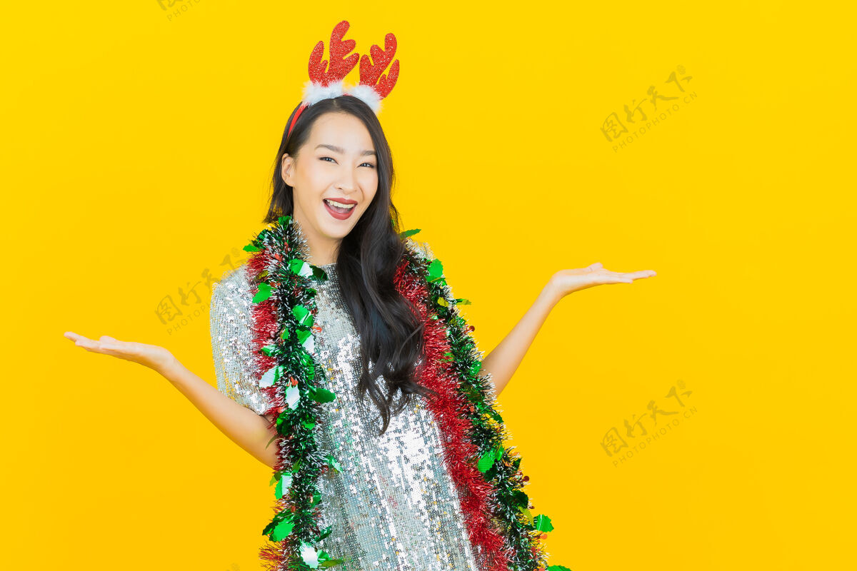 表情肖像美丽的亚洲年轻女子穿着黄色的圣诞套装年轻人成人中国