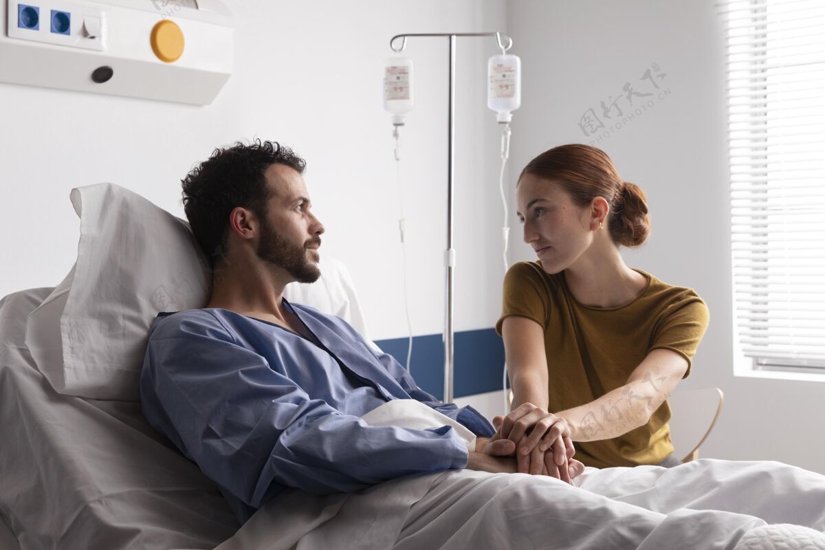 医院妻子探望生病的丈夫室内疾病保健