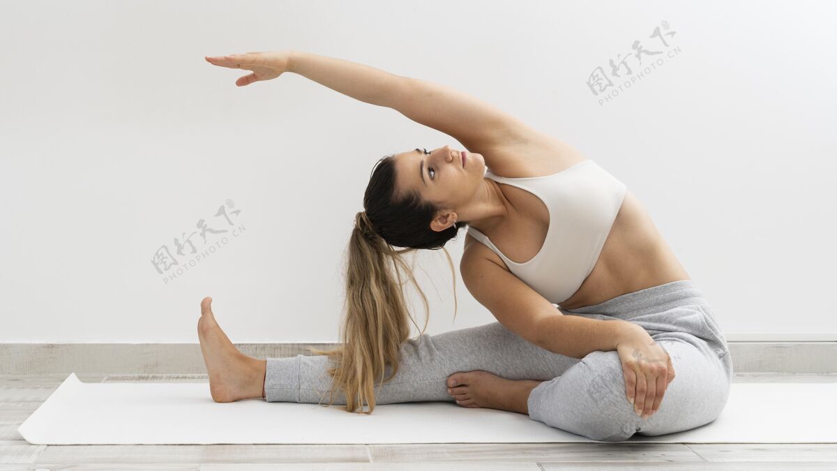 模型运动型女人在家做瑜伽娱乐女人室内