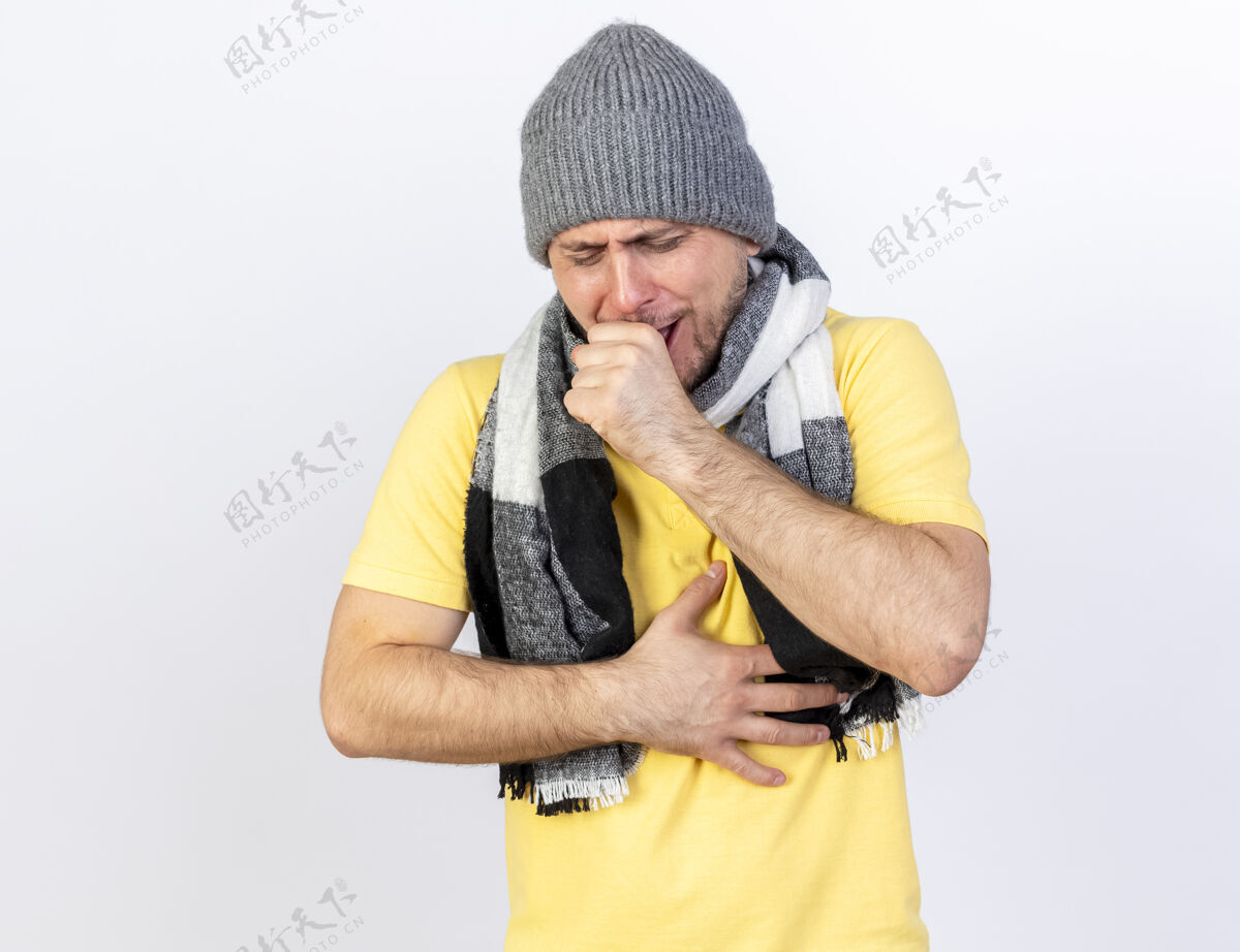 金发咳嗽的年轻金发病斯拉夫男子戴冬季帽子和围巾疾病手男人