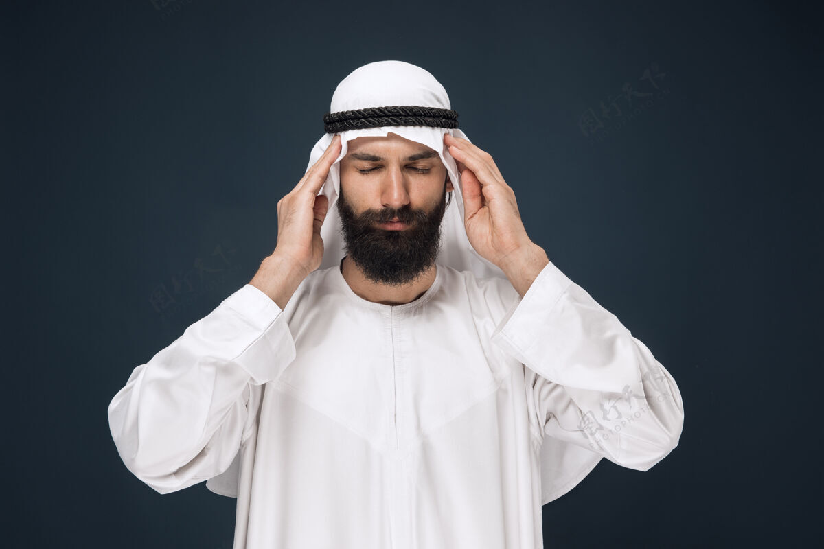 惊人深蓝色墙上的沙特阿拉伯男人水面部迪拜