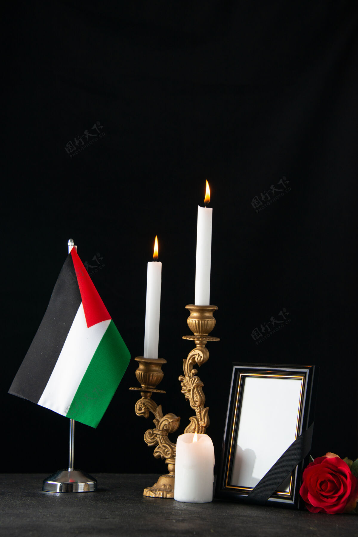 葬礼前视图燃烧蜡烛与图片框在黑暗的表面宗教视图火