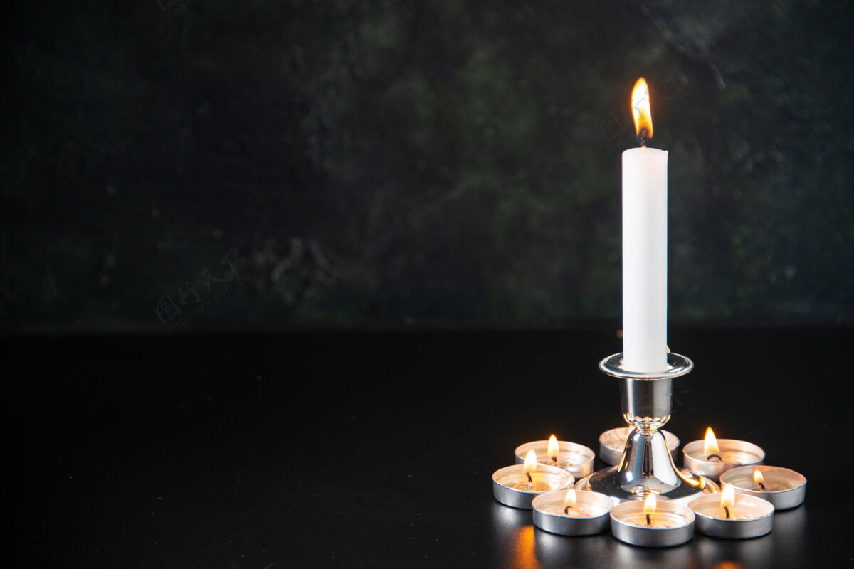 黑燃烧的蜡烛的正面视图 作为对坠落在黑色表面的记忆记忆前面夜