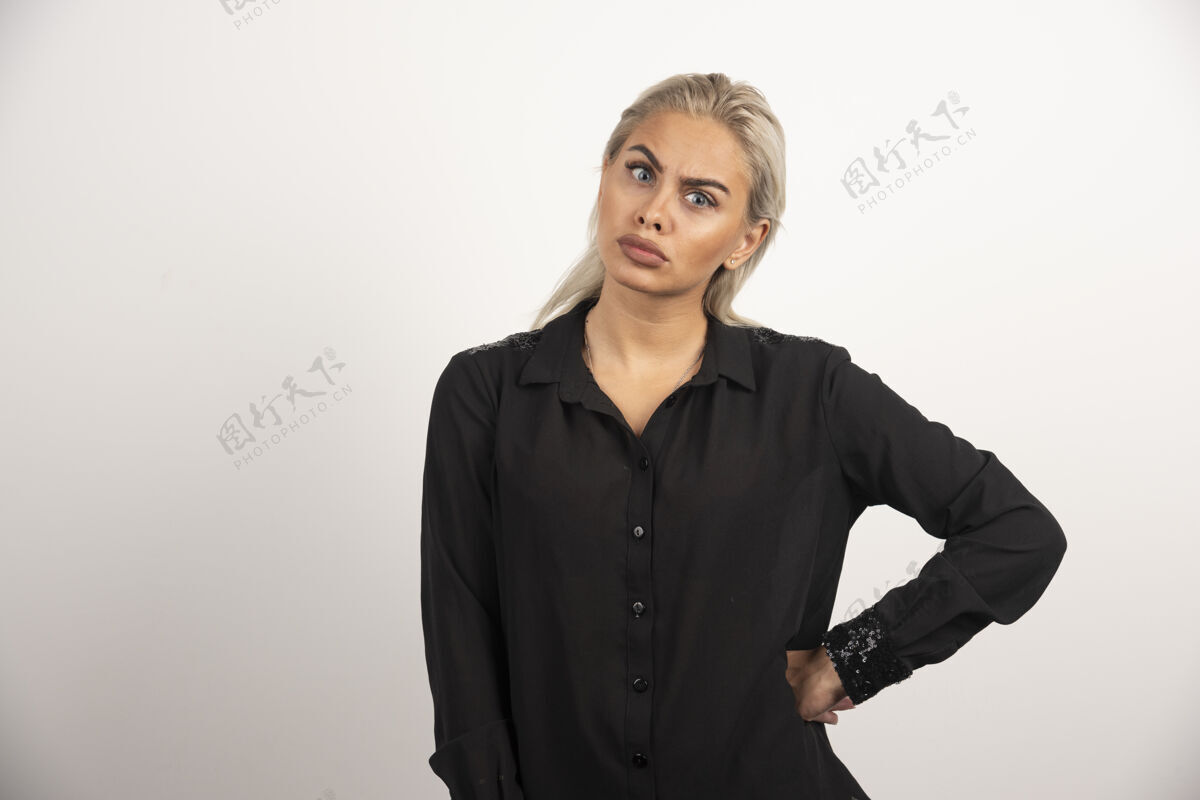姿势穿黑衬衫的女人在白色背景上摆姿势高质量的照片肖像人女孩