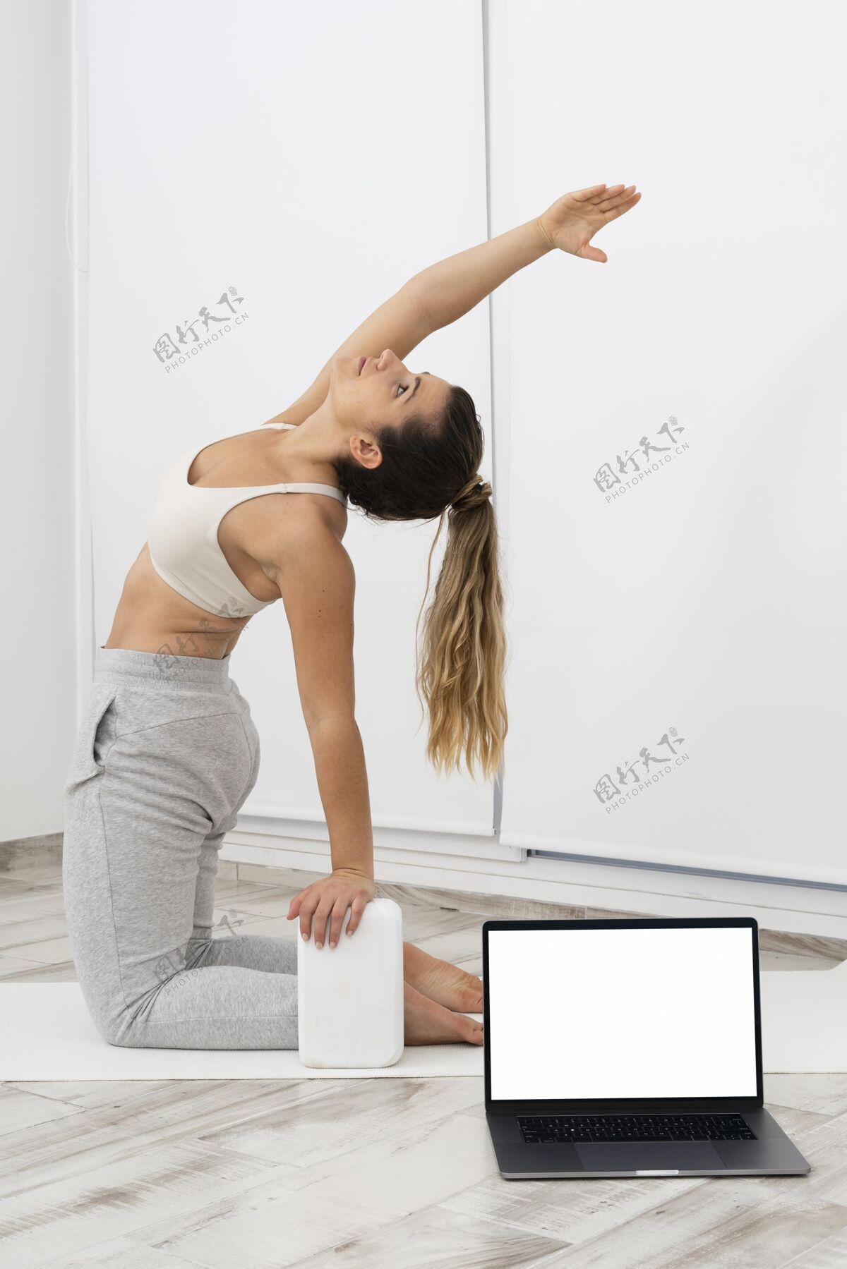 放松运动型女人在家做瑜伽室内房子室内