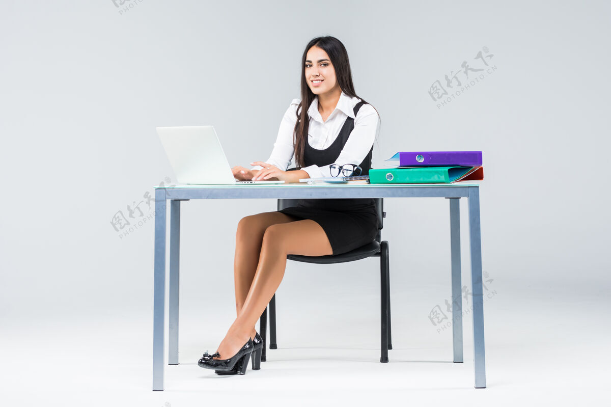 人年轻的女商人在工作台上工作 在笔记本电脑上工作在线欢呼女性