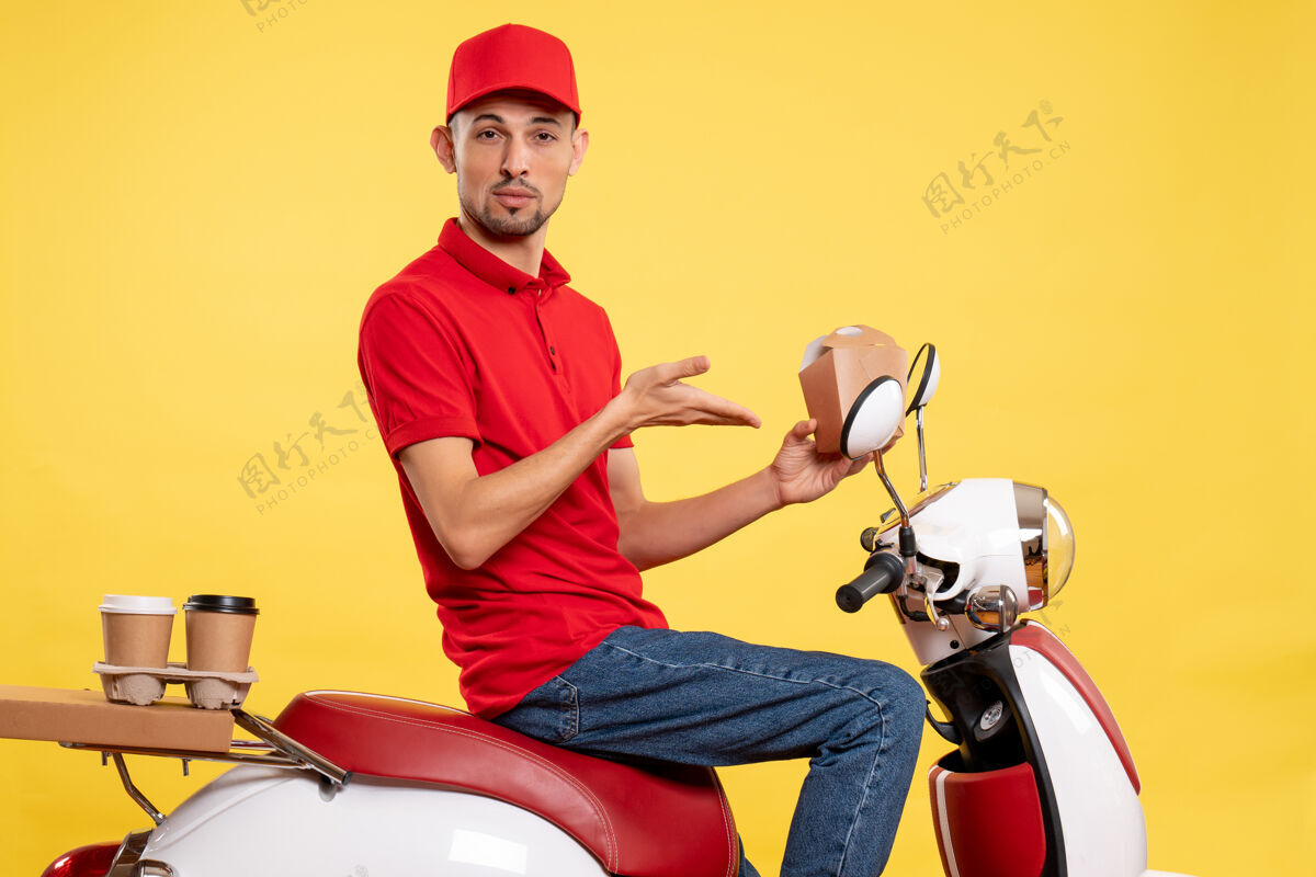 摩托车正面图黄色背景上穿着红色制服的年轻男性信使人员食品视图