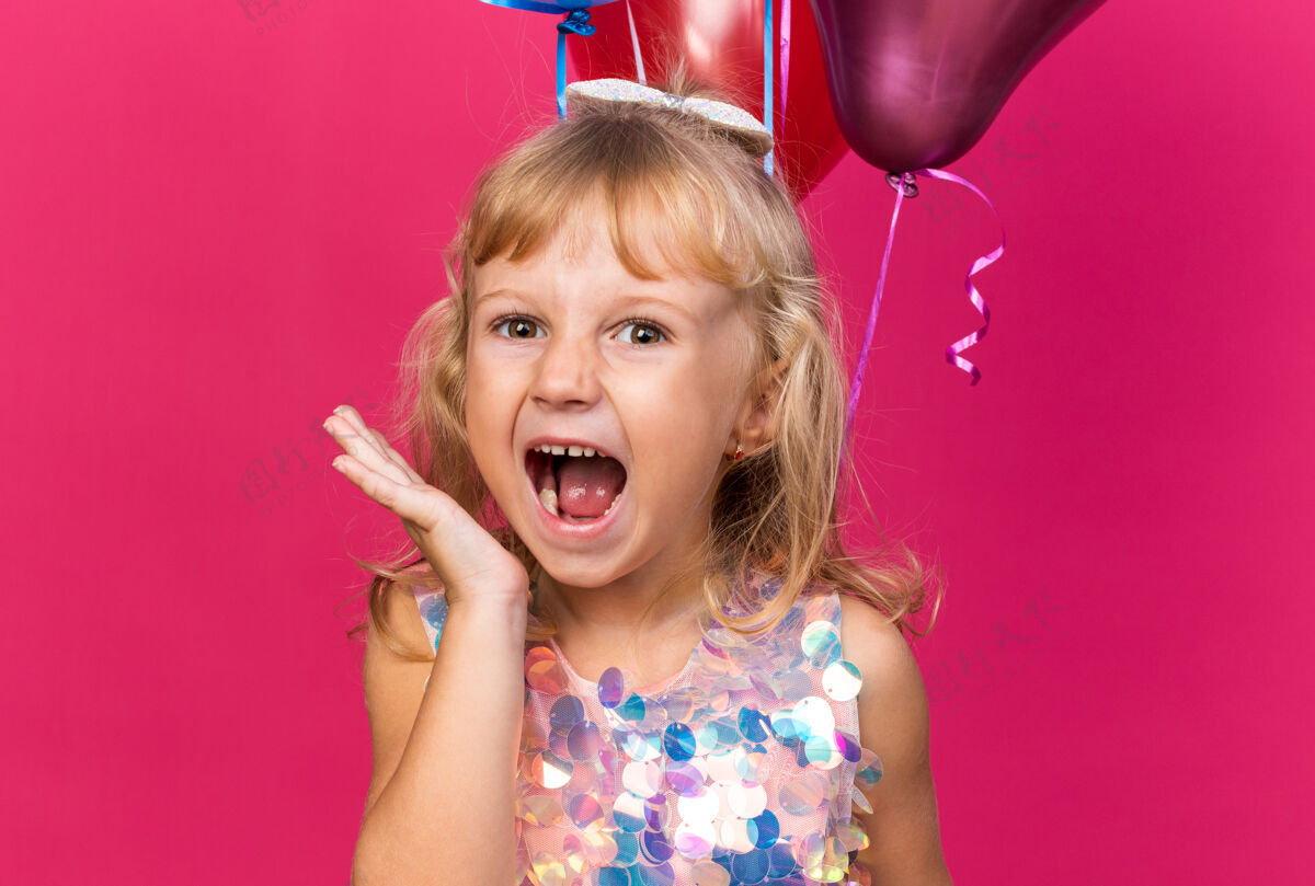 金发恼怒的金发小女孩站在粉红色的墙上 氦气球与复制空间隔离女孩恼火孤立