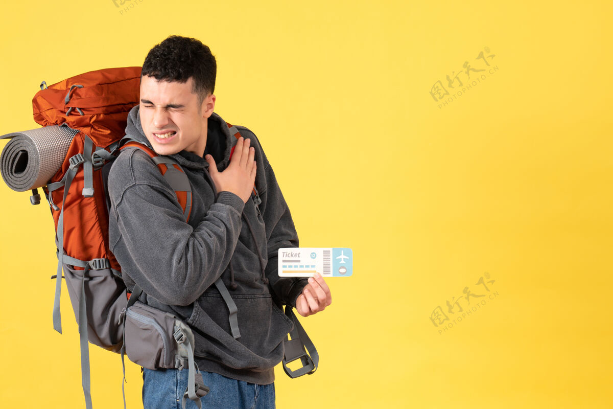 背包前景旅客男子背着背包拿着车票抱着心痛痛人抱