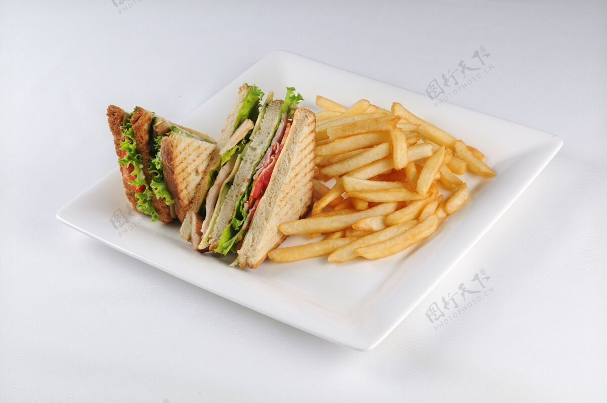 盘子俱乐部三明治和炸薯条蔬菜特写生菜