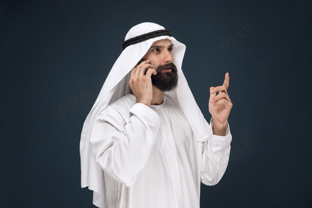 肖像穿深蓝色衣服的阿拉伯沙特人男性意外表情