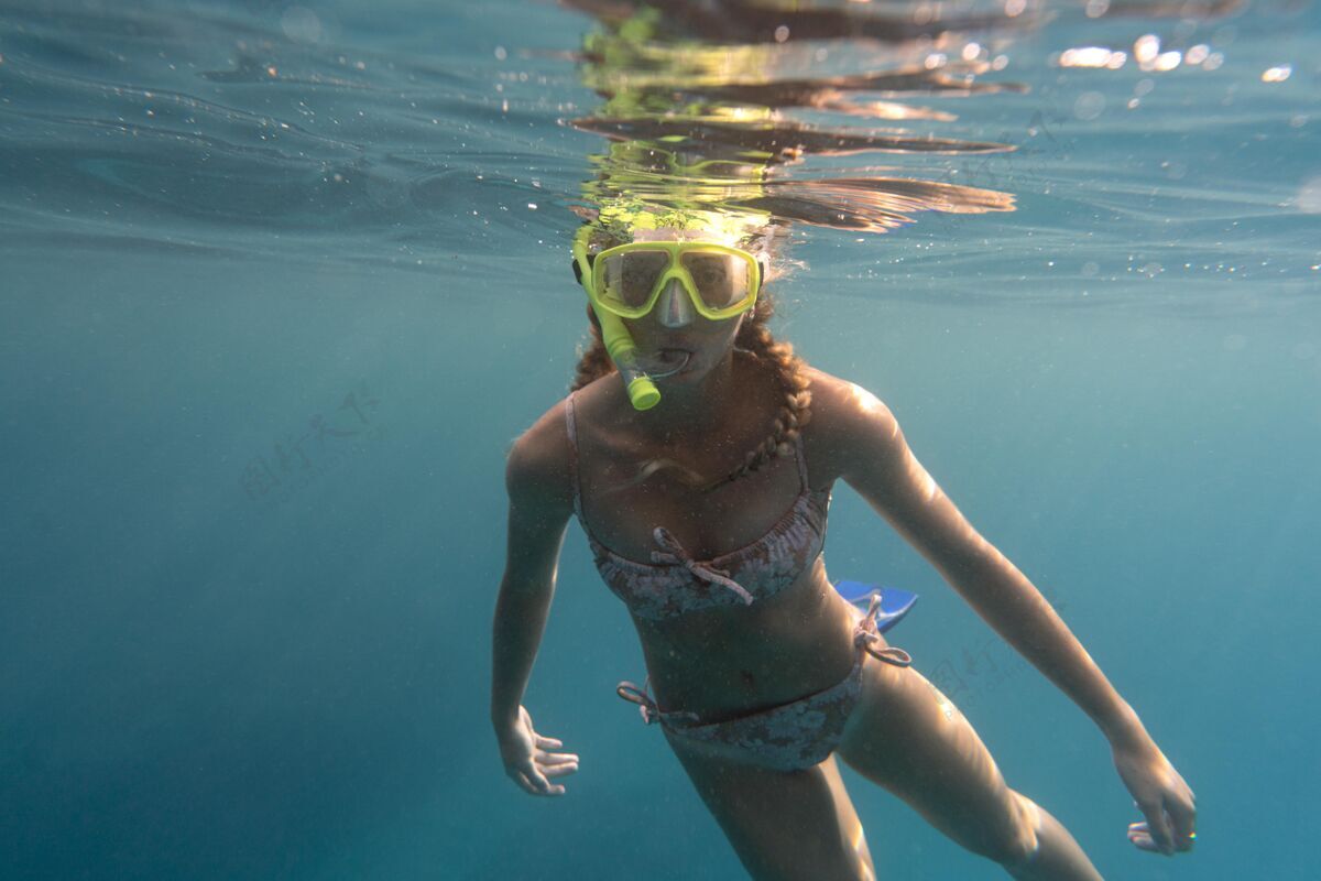 水戴着潜水器在海里游泳的女人游泳水下女子