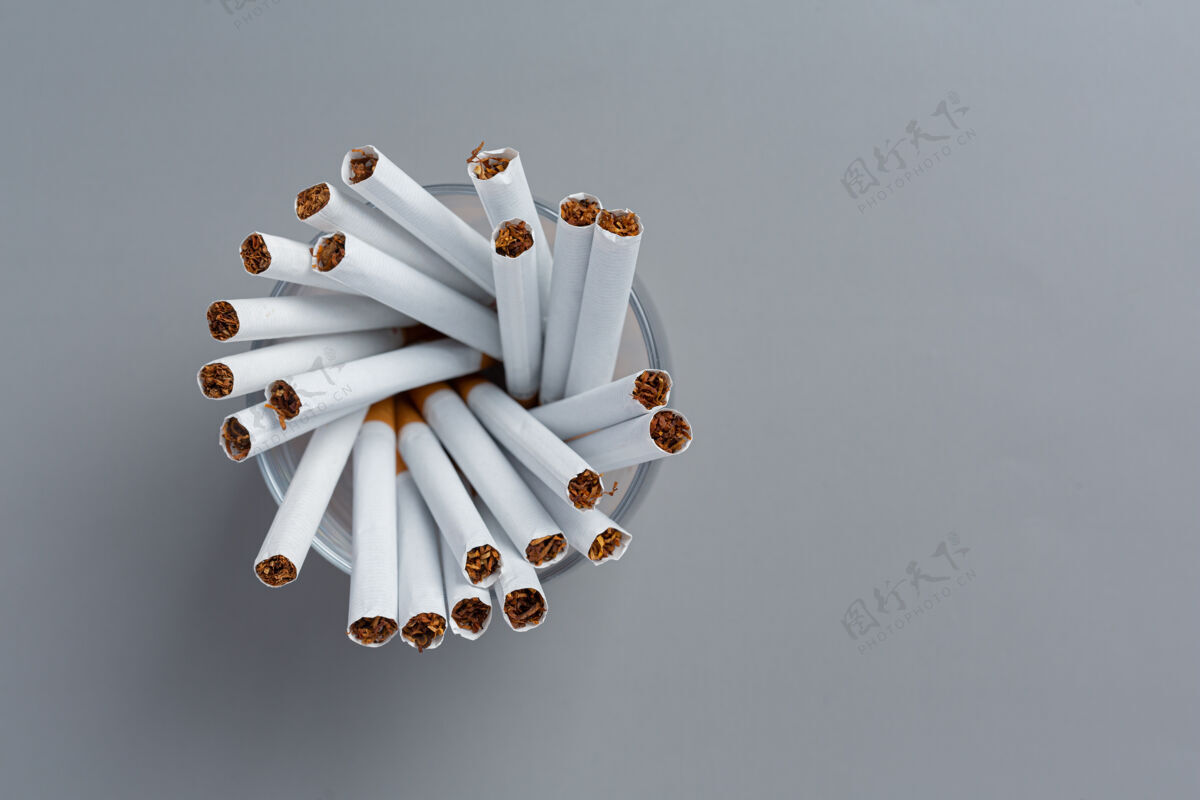 麻醉品黑暗表面上的香烟世界无烟日概念成瘾危险烟草
