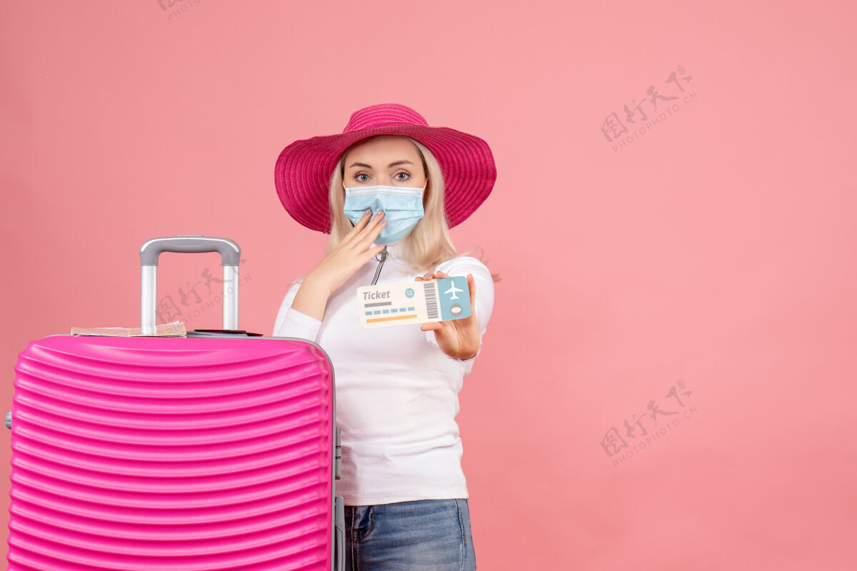 前面正面图年轻女士拿着机票站在手提箱旁边立场小姐票
