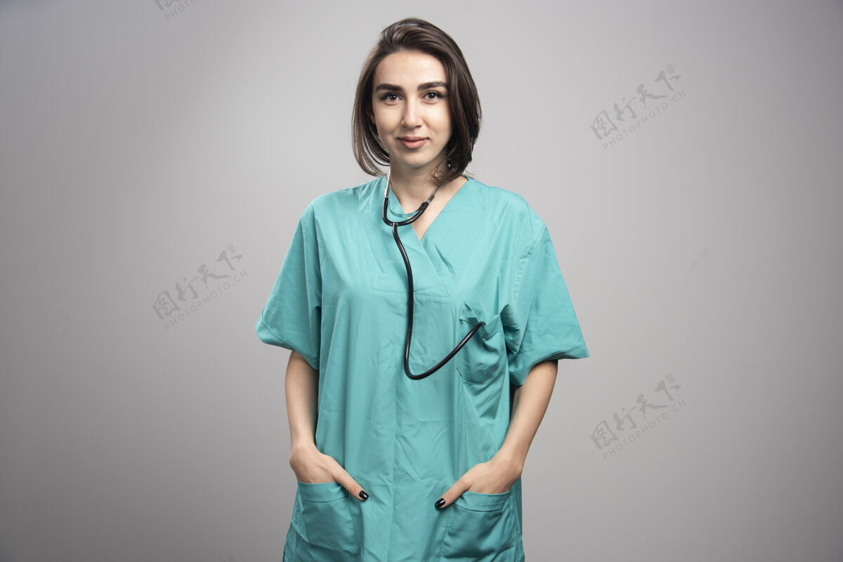 检查带听诊器的女医生在灰色背景上摆姿势高质量照片医生医院听诊器