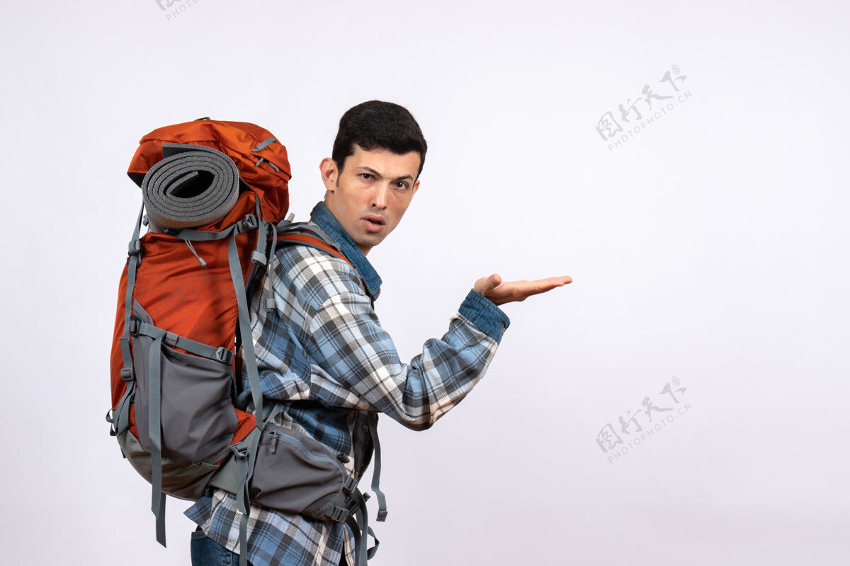帽子前视图年轻的旅行者男子与背包显示的东西抱着成人活跃