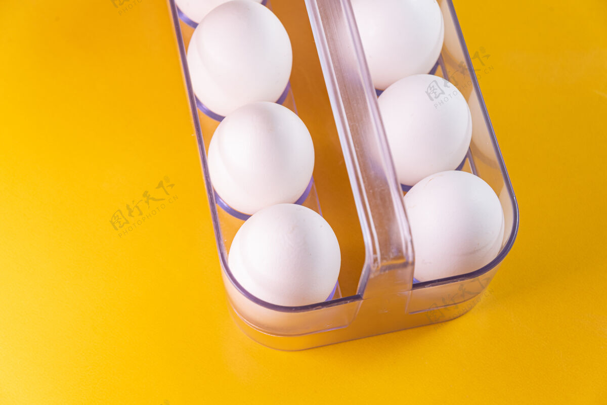 塑料黄色表面上有鸡蛋美食家蛋白质配料