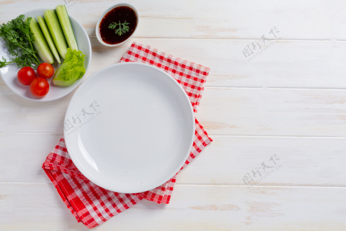 餐具木质表面的白色陶瓷板空盘子纺织品木板