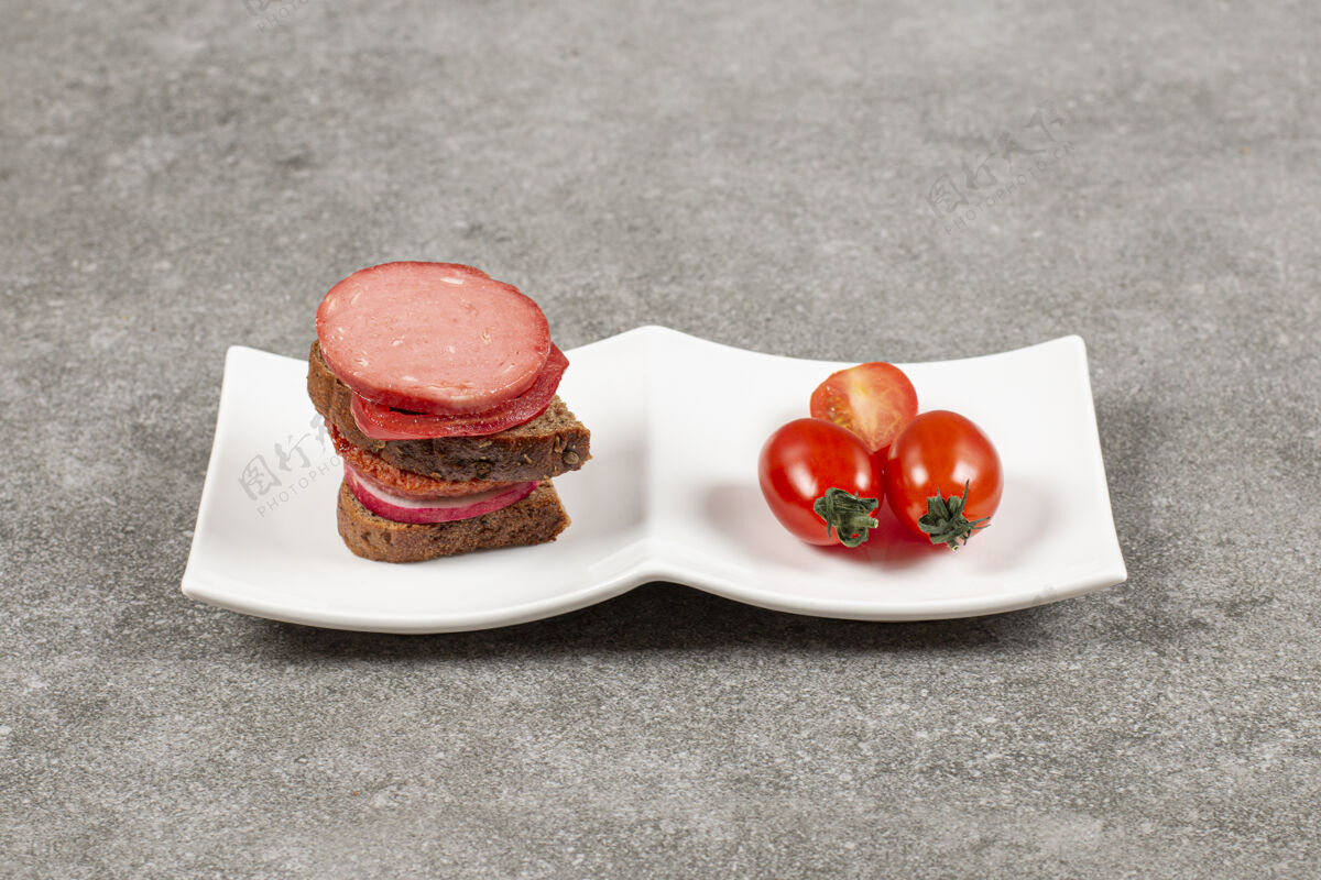 泡菜自制三明治和白盘子上的西红柿美味食物蔬菜