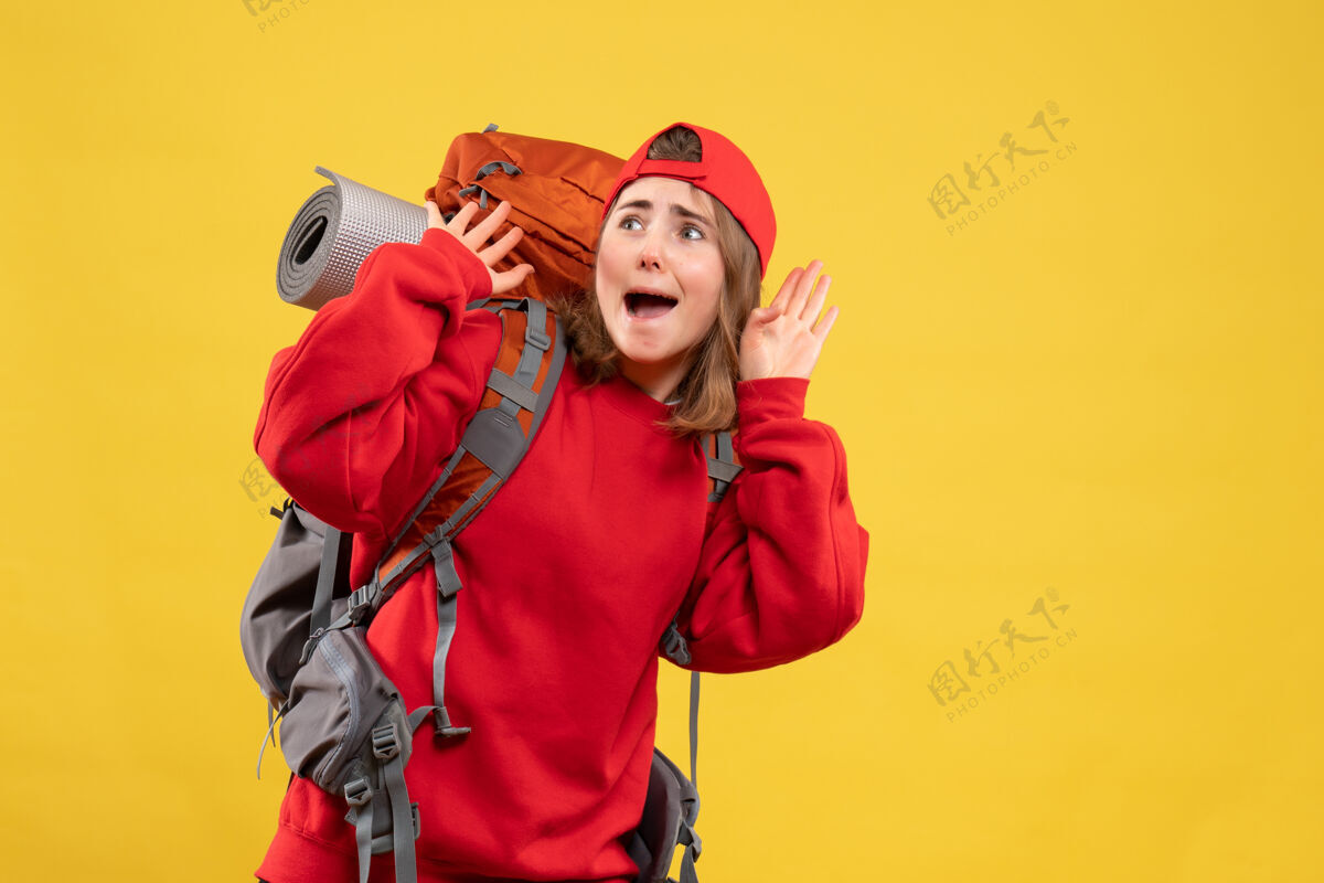 前面前视图吓坏了背着背包的女旅行者青年小背包