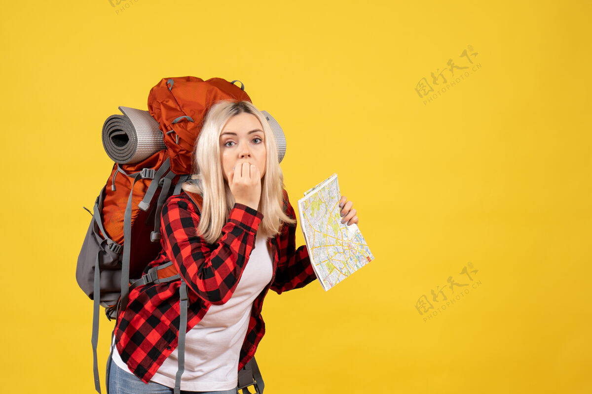 背包前视图困惑的金发女孩与她的背包举行地图正面模型地图