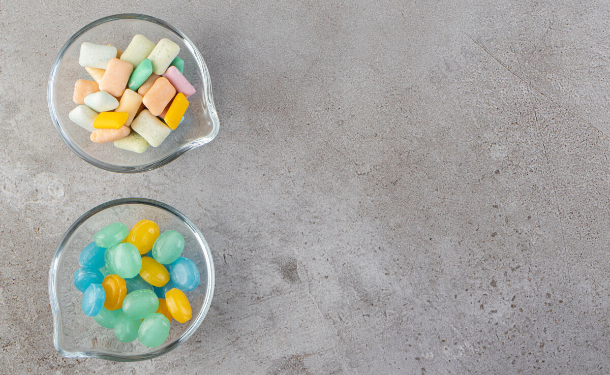 食物五颜六色的口香糖放在石桌上的碗里平面布局堆复制空间