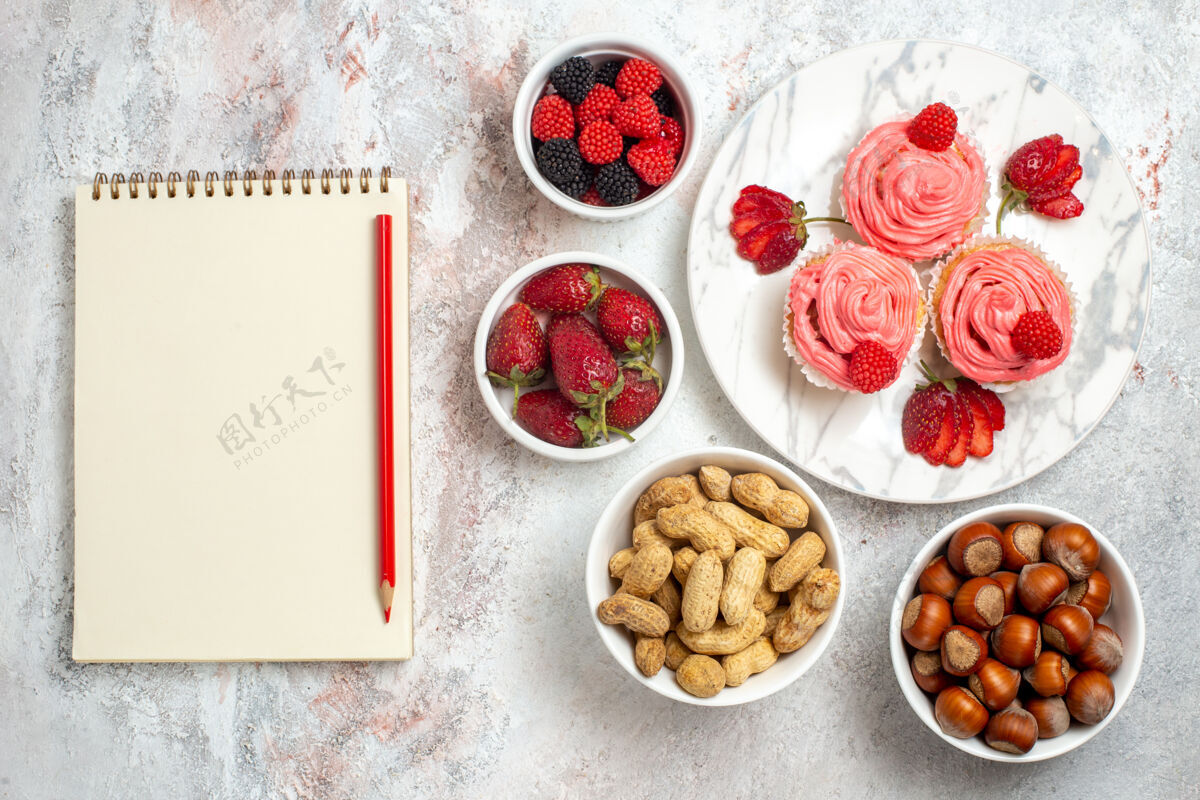 饼干白色表面有坚果的粉色草莓蛋糕俯视图美食坚果谷类
