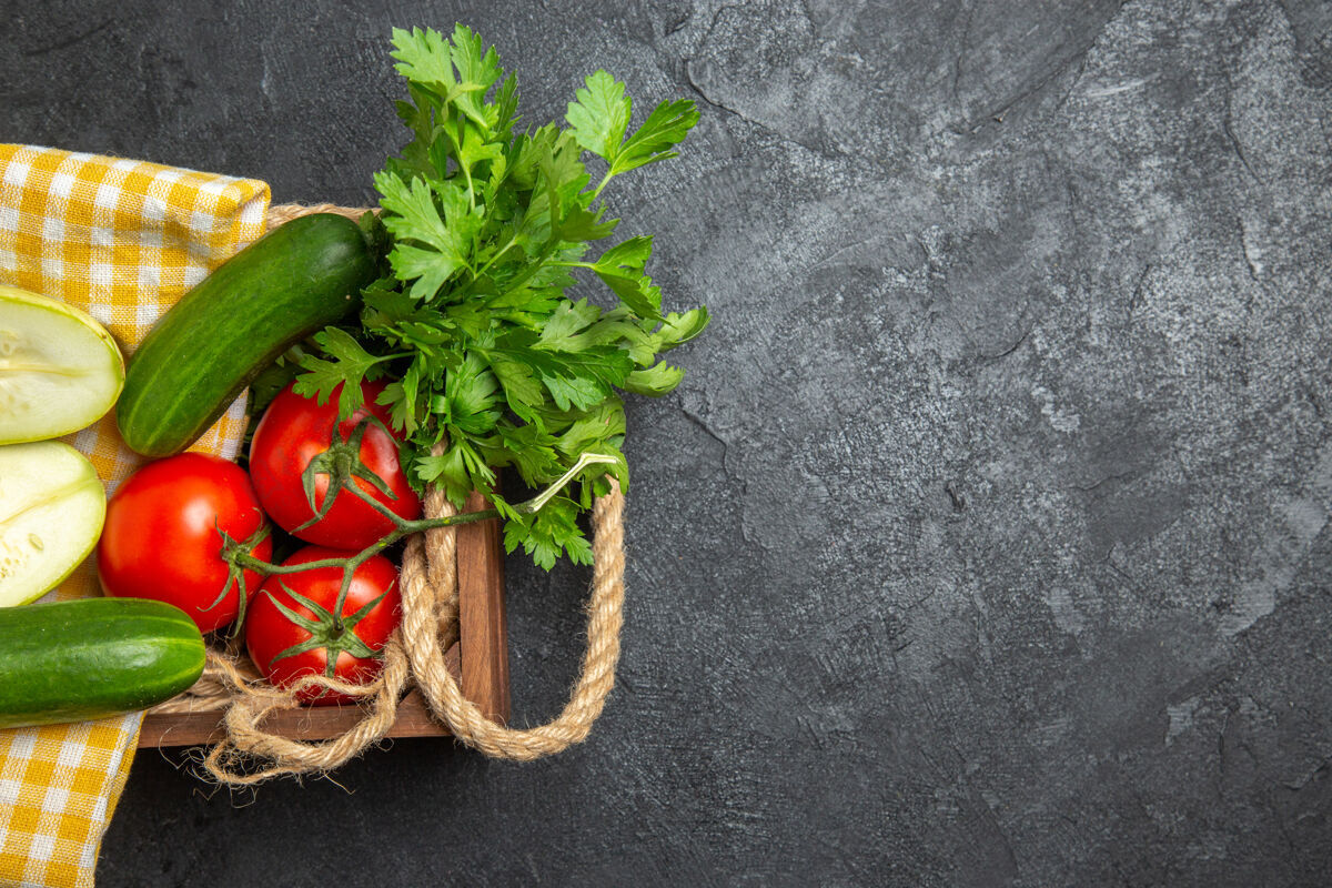 饮食新鲜蔬菜的俯视图红色西红柿黄瓜和南瓜与绿色的灰色表面新鲜蔬菜食物黄瓜