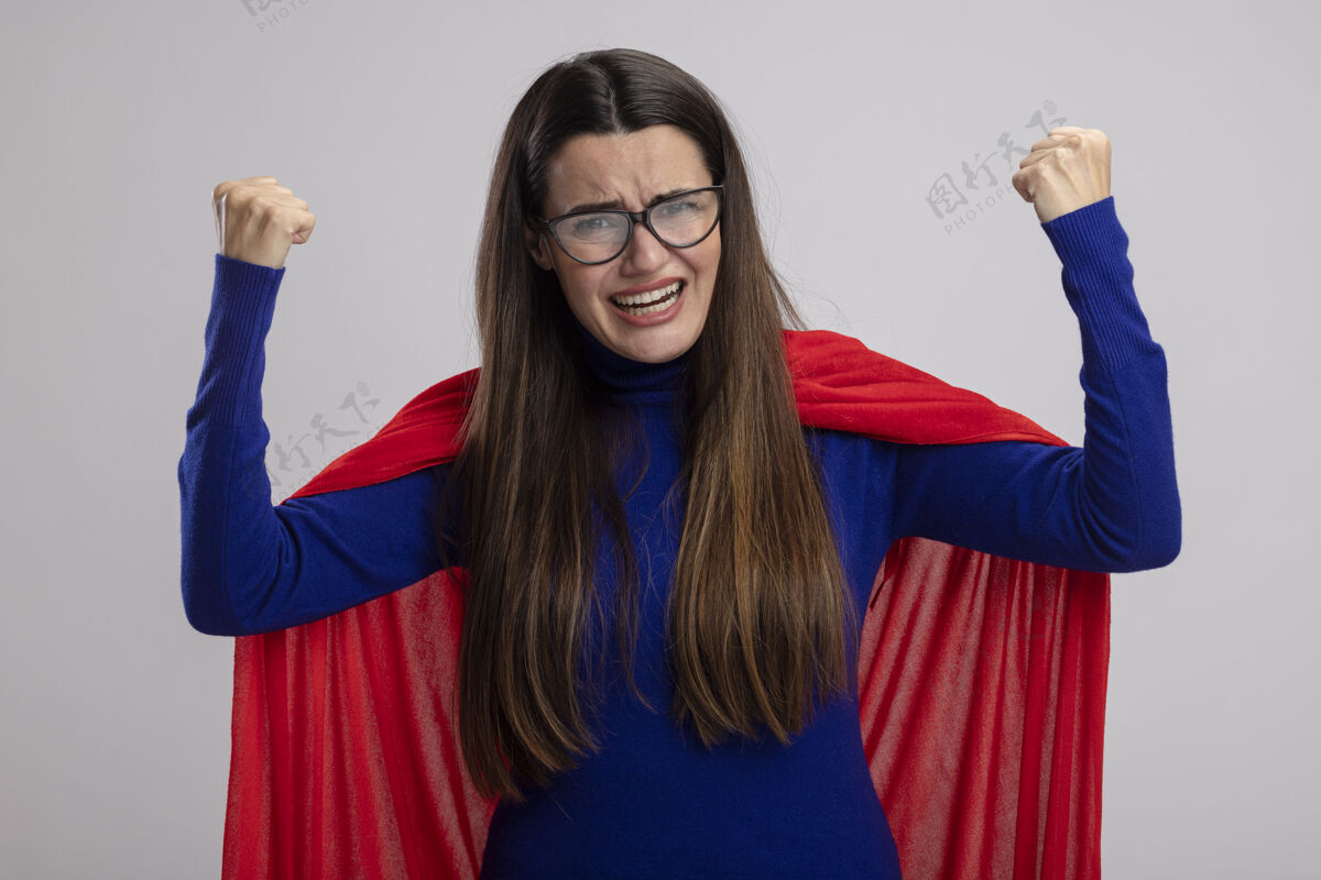 眼镜快乐的年轻超级英雄女孩戴着眼镜 在白色上显示“是”的手势年轻戴上超级英雄