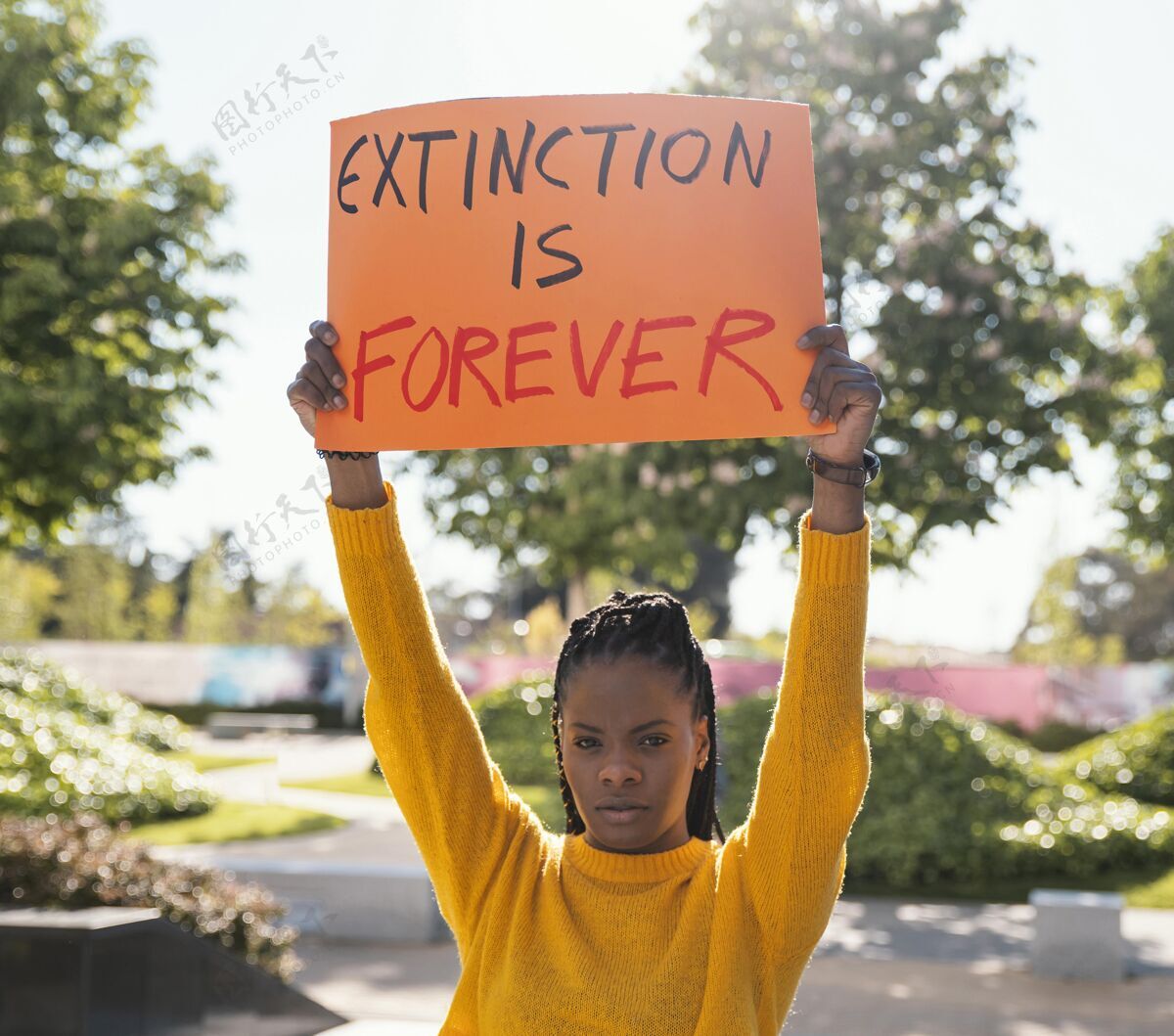 激进主义中枪女活动家举着标语牌社区中镜头全球变暖