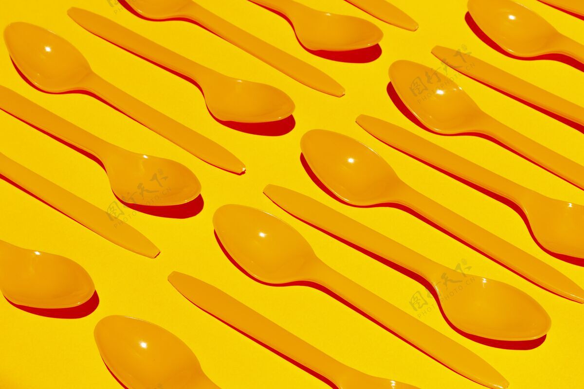 餐具橙色勺子高角度排列排列汤匙高角度