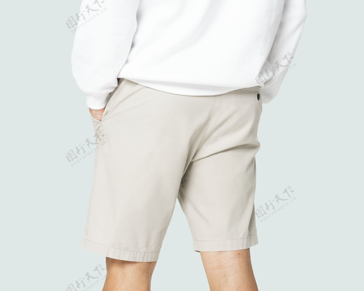 服装米色短裤模仿男人射击模特服装