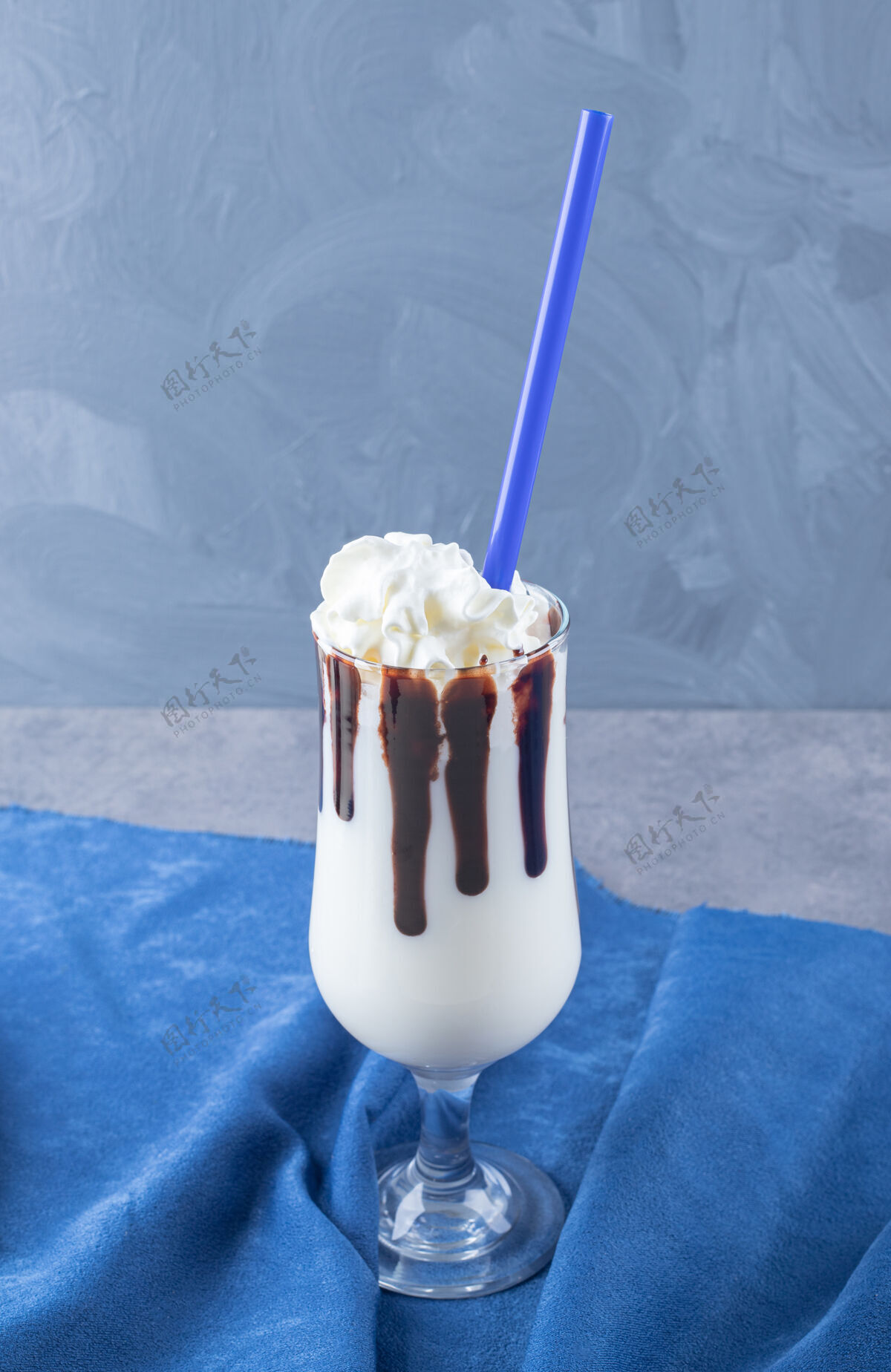冷蓝色背景上的巧克力奶昔俯视图厨房果汁健康