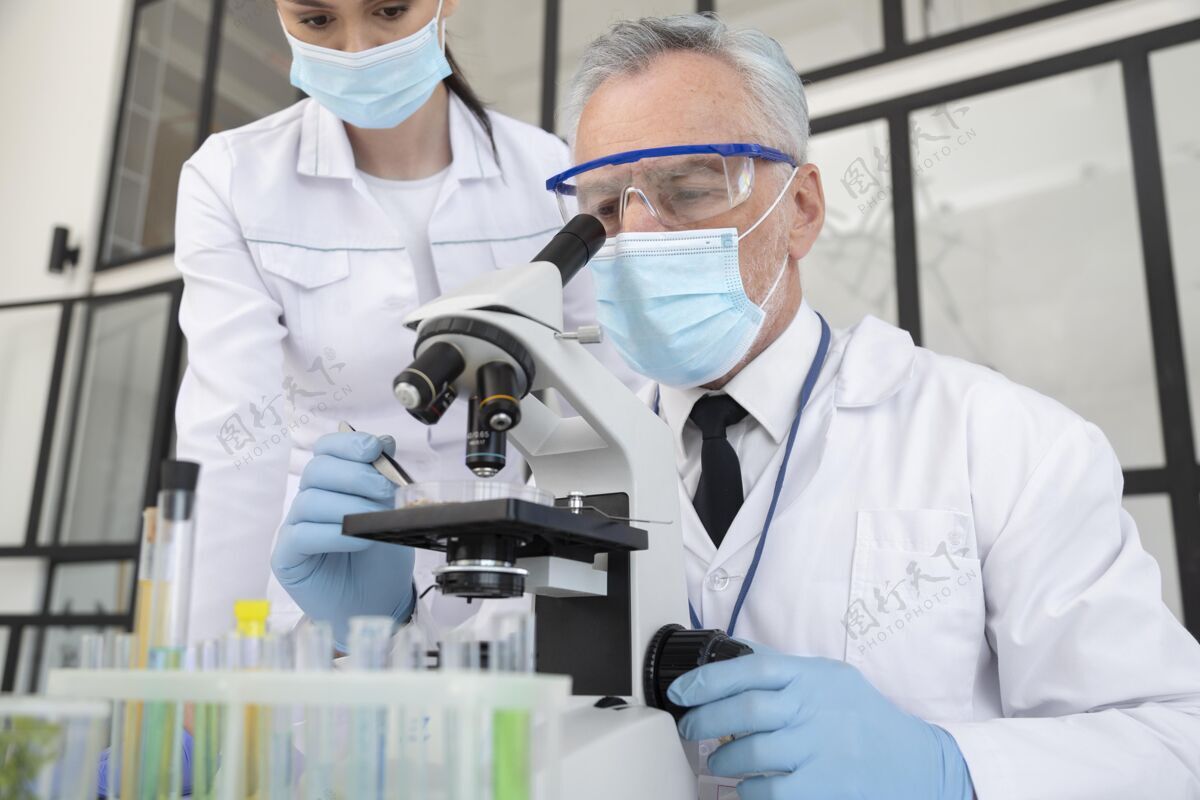 实验室特写科学家们用显微镜工作设备生活方式科学