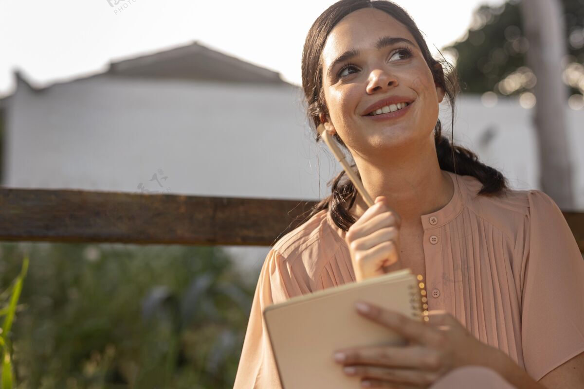 女人笑脸女人写中弹年轻享受日常生活